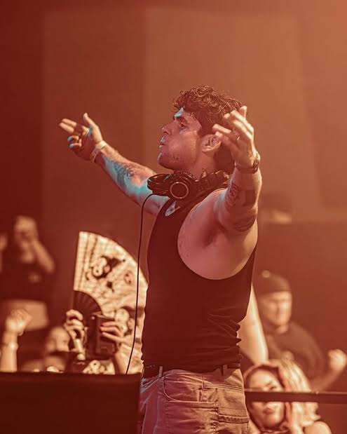 JSTJR live on tour